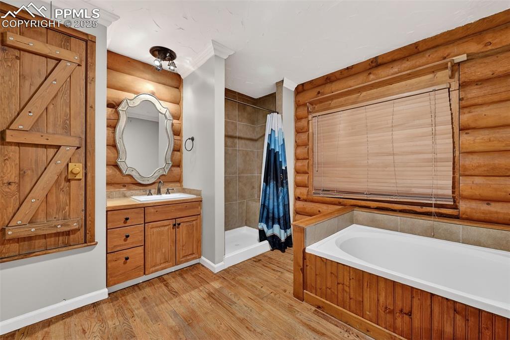 Image 33 of 49: Bathroom