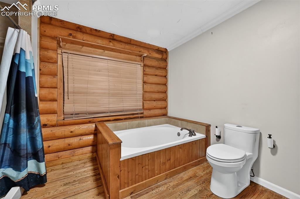 Image 34 of 49: Bathroom