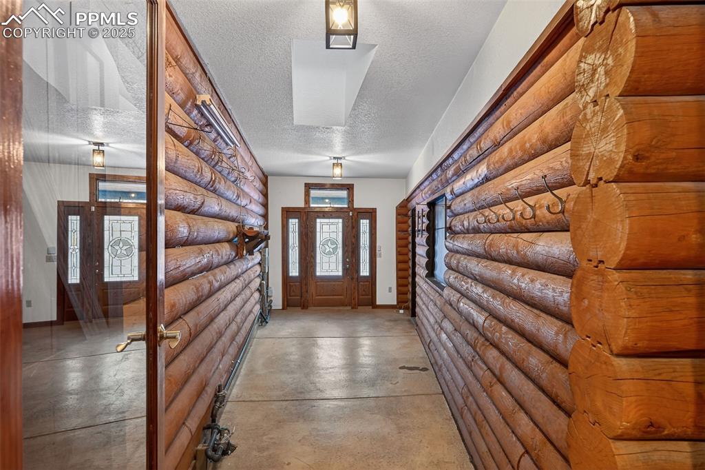 Image 35 of 49: Entry