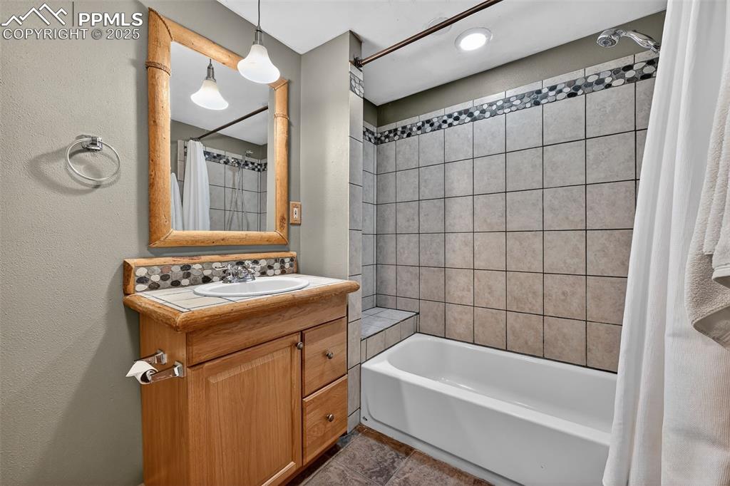 Image 43 of 49: Bathroom