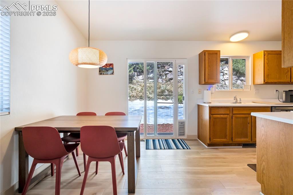 Image 10 of 50: Dining Area