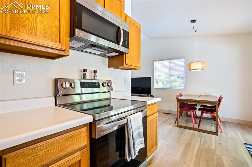 Image 16 of 50: Kitchen