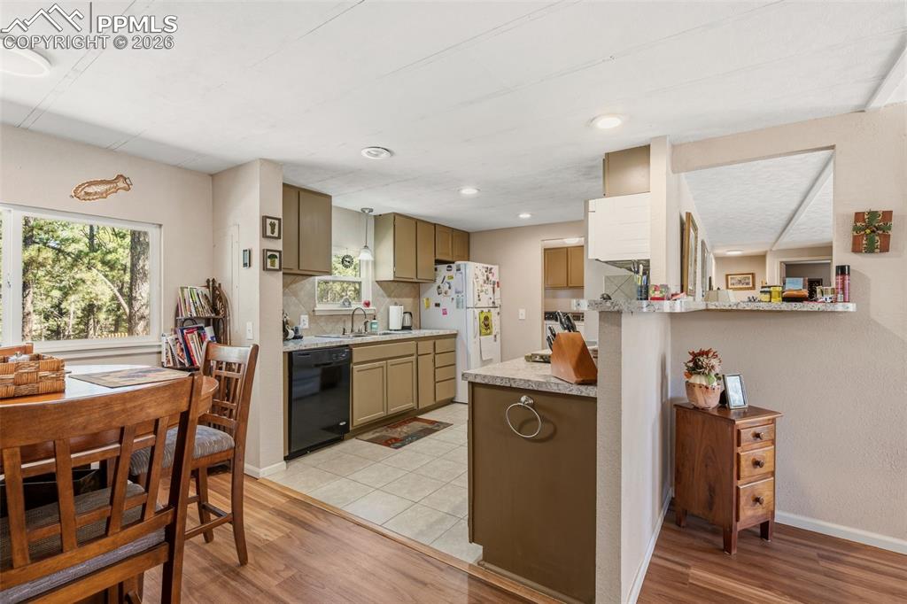 Image 11 of 34: Dining Area