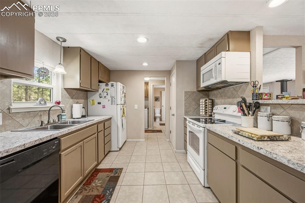 Image 12 of 34: Dining Area