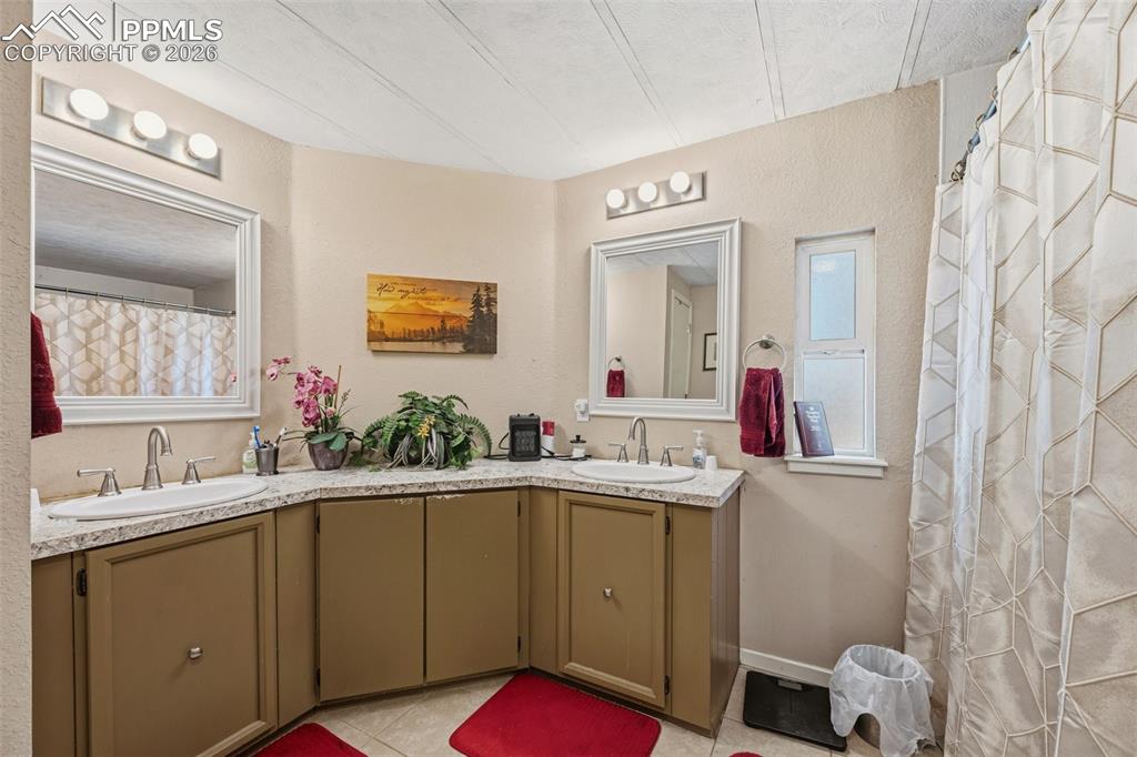 Image 16 of 34: Kitchen