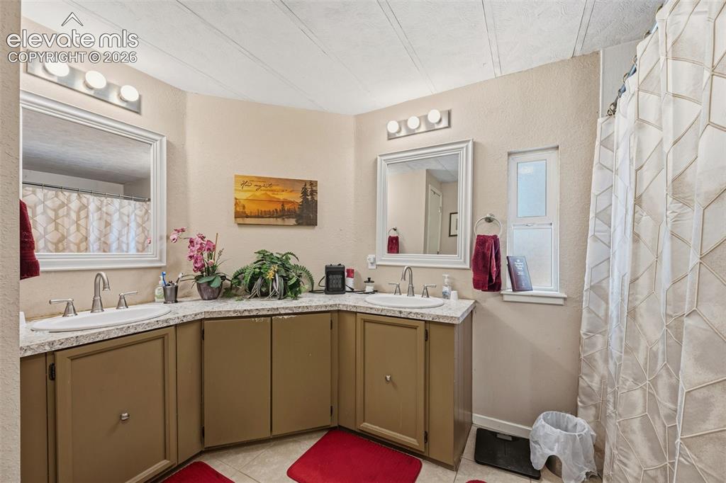 Image 16 of 34: Bathroom