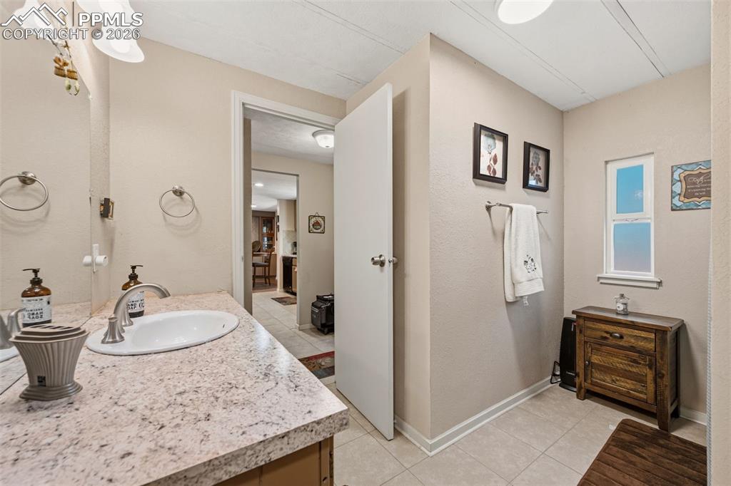 Image 20 of 34: Office