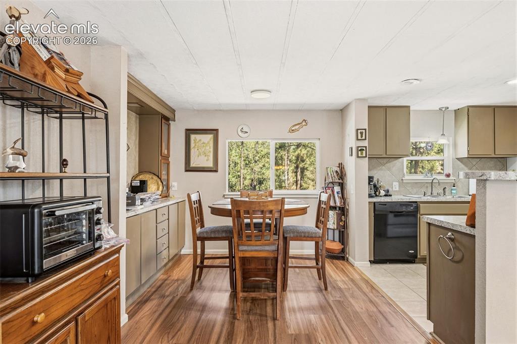 Image 9 of 34: Dining Area