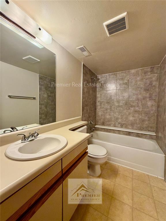 Image 12 of 17: Bathroom