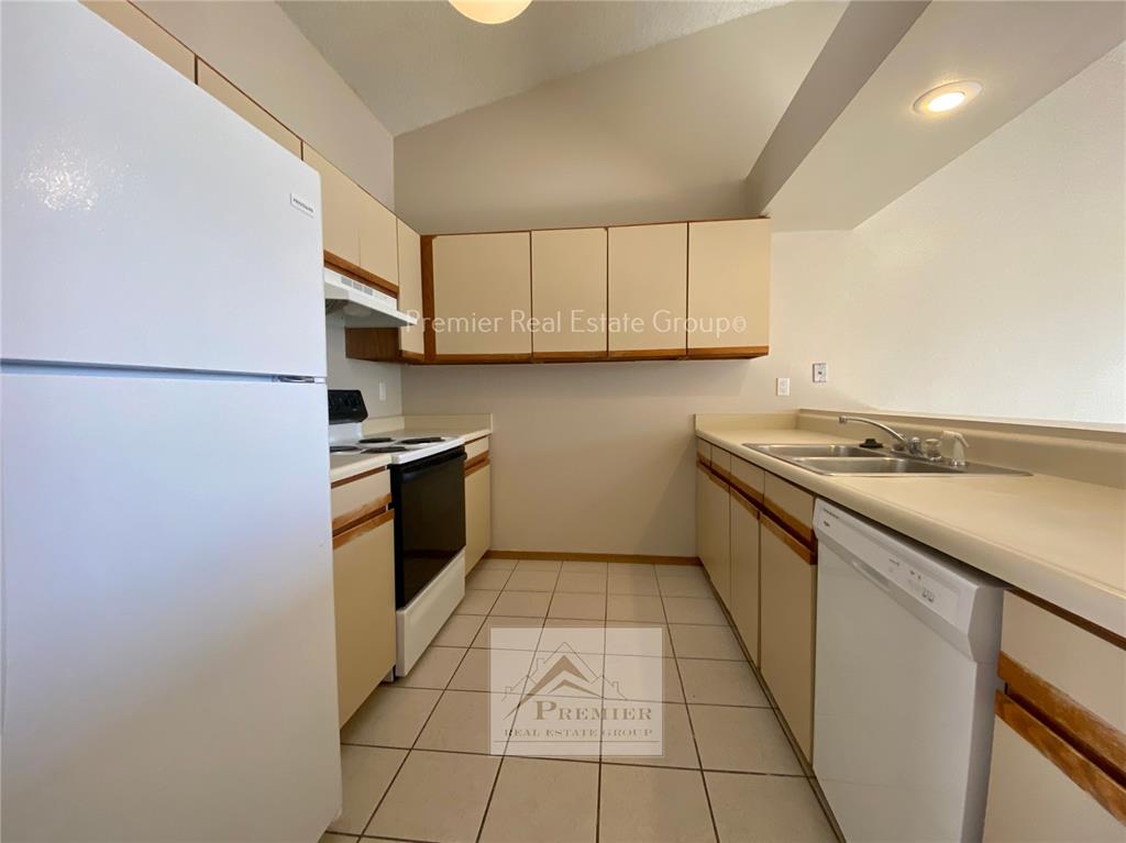 Image 4 of 17: Kitchen