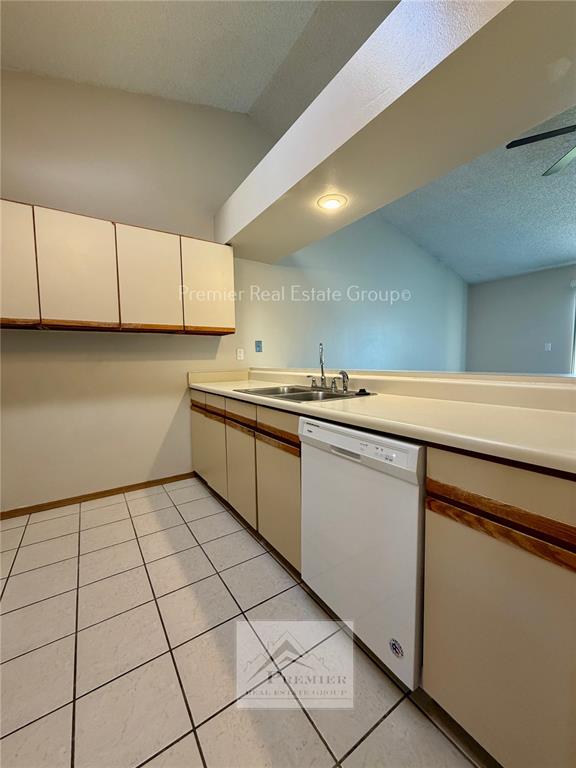 Image 5 of 17: Kitchen