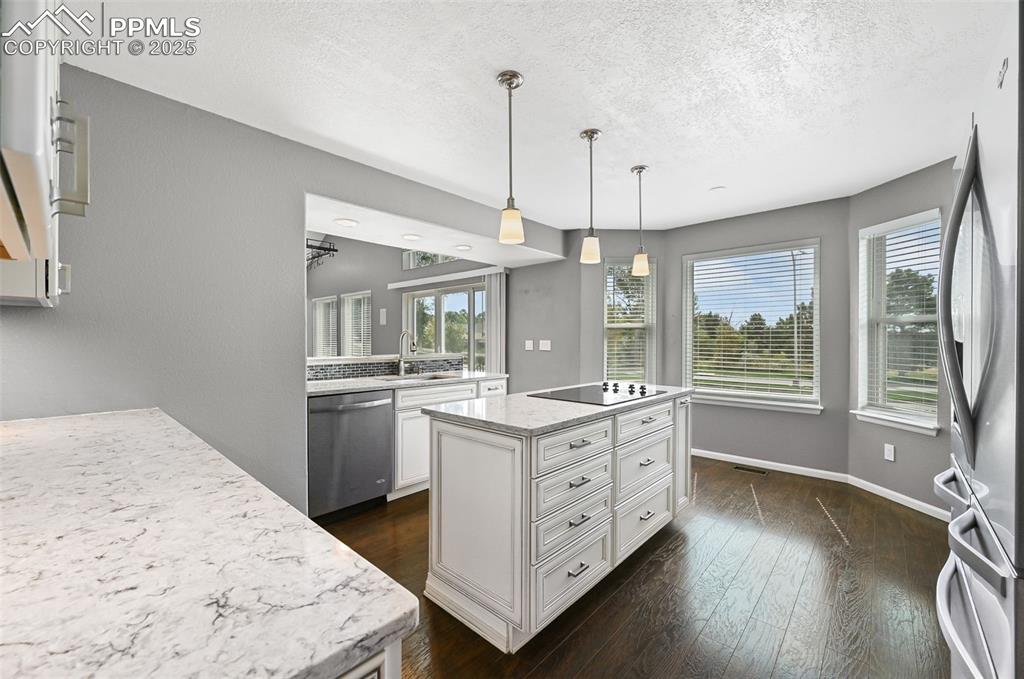 Image 15 of 42: Kitchen