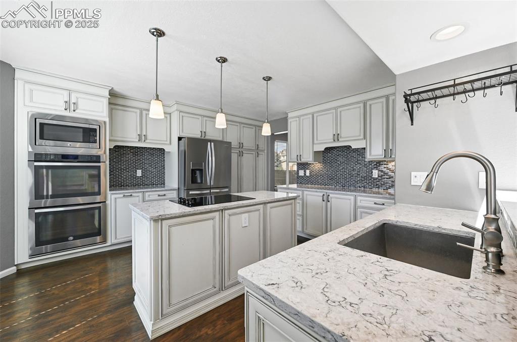 Image 17 of 42: Kitchen