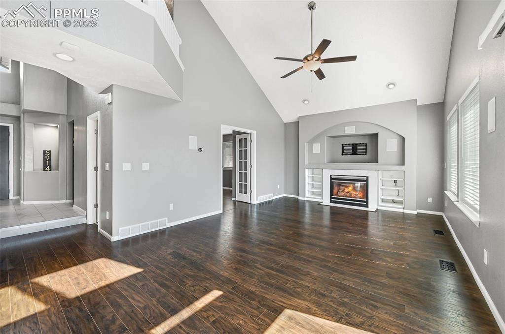 Image 19 of 42: Living Room