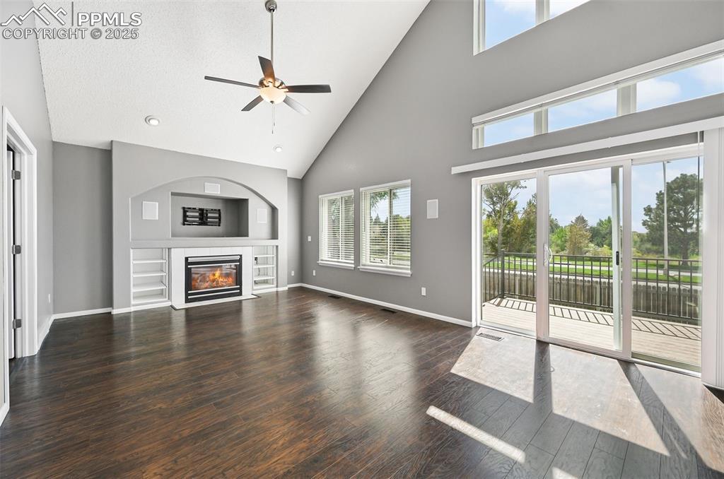 Image 21 of 42: Living Room