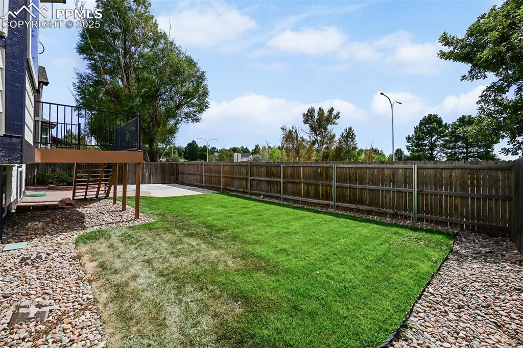 Image 40 of 42: Yard