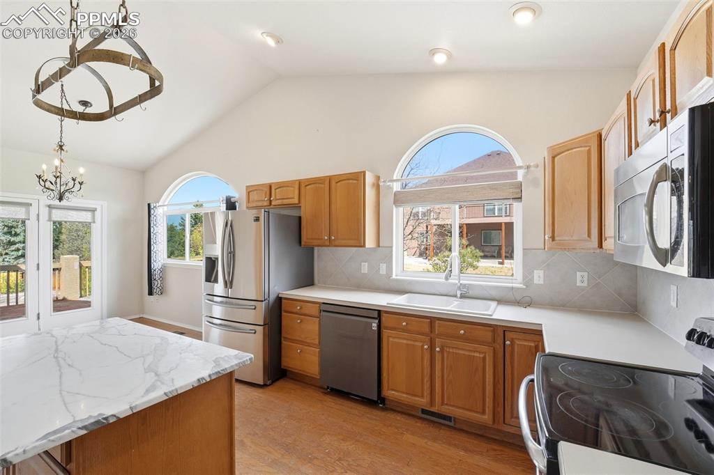 Image 10 of 44: Kitchen