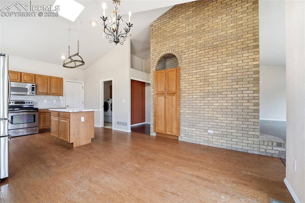 Image 14 of 44: Kitchen