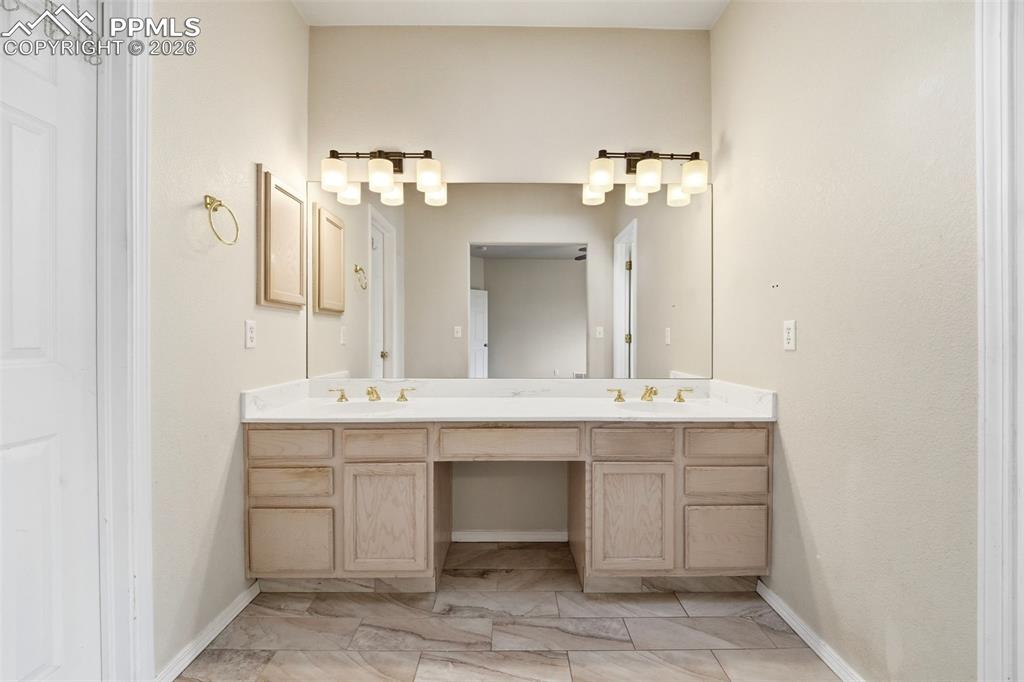 Image 19 of 44: Bathroom