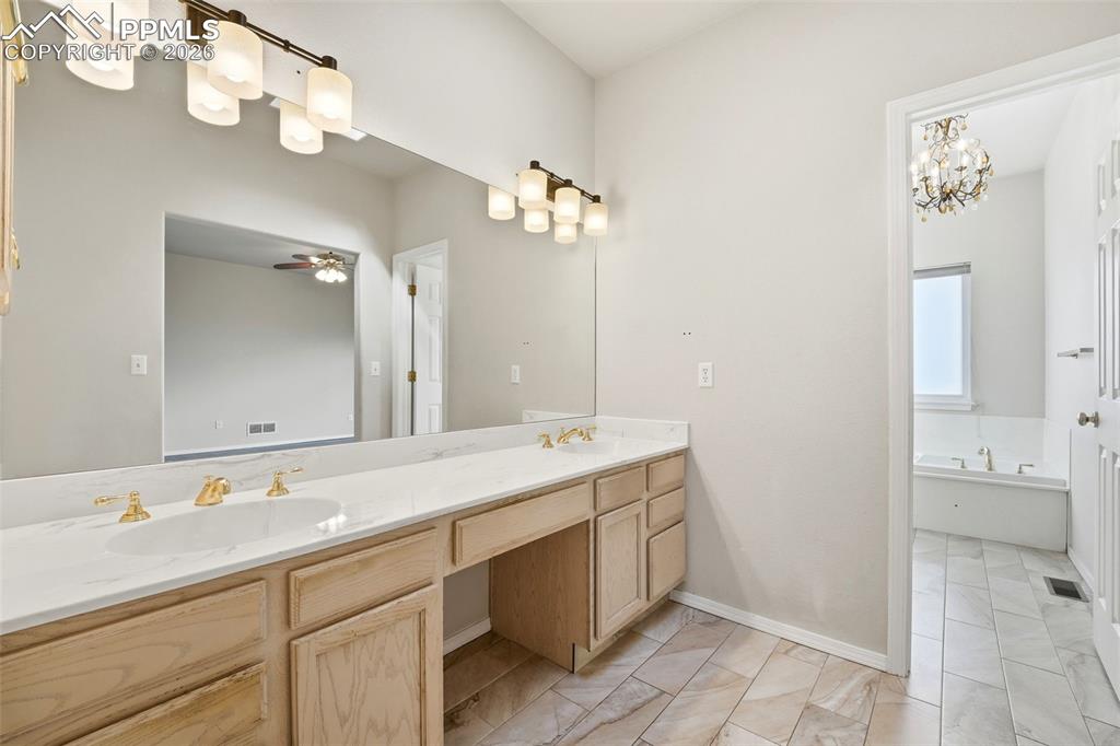 Image 20 of 44: Bathroom