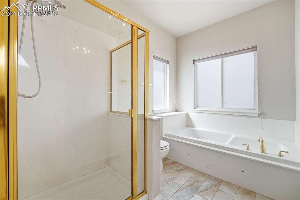 Image 21 of 44: Bathroom