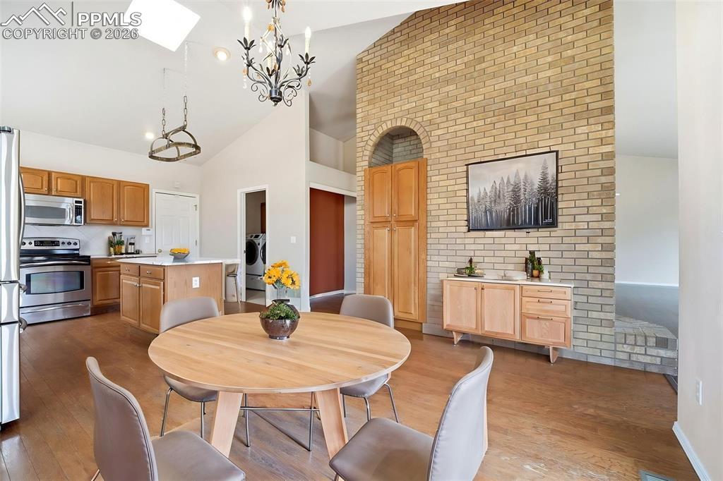 Image 9 of 44: Dining Area