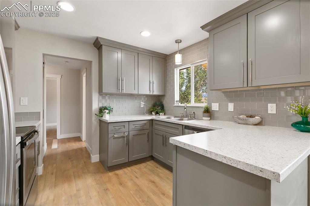 Image 14 of 39: Kitchen