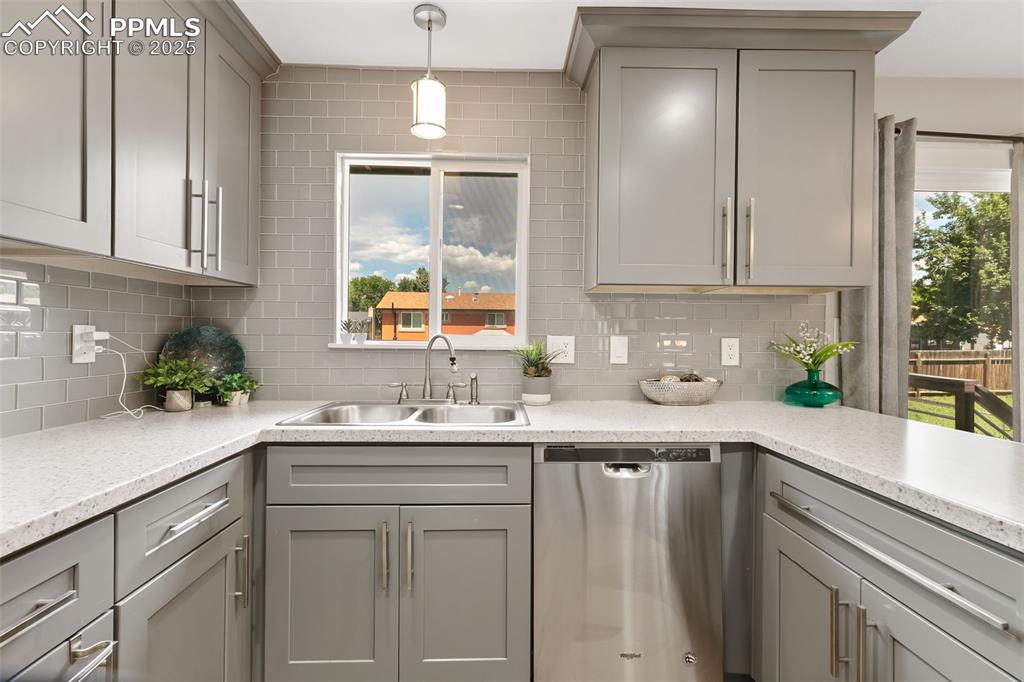 Image 15 of 39: Kitchen