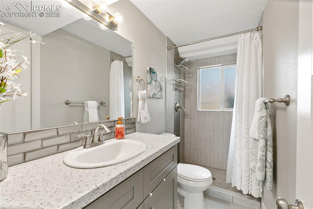 Image 33 of 39: Bathroom