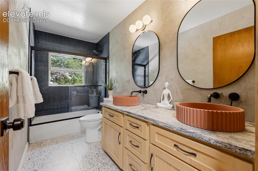 Image 14 of 33: Bathroom