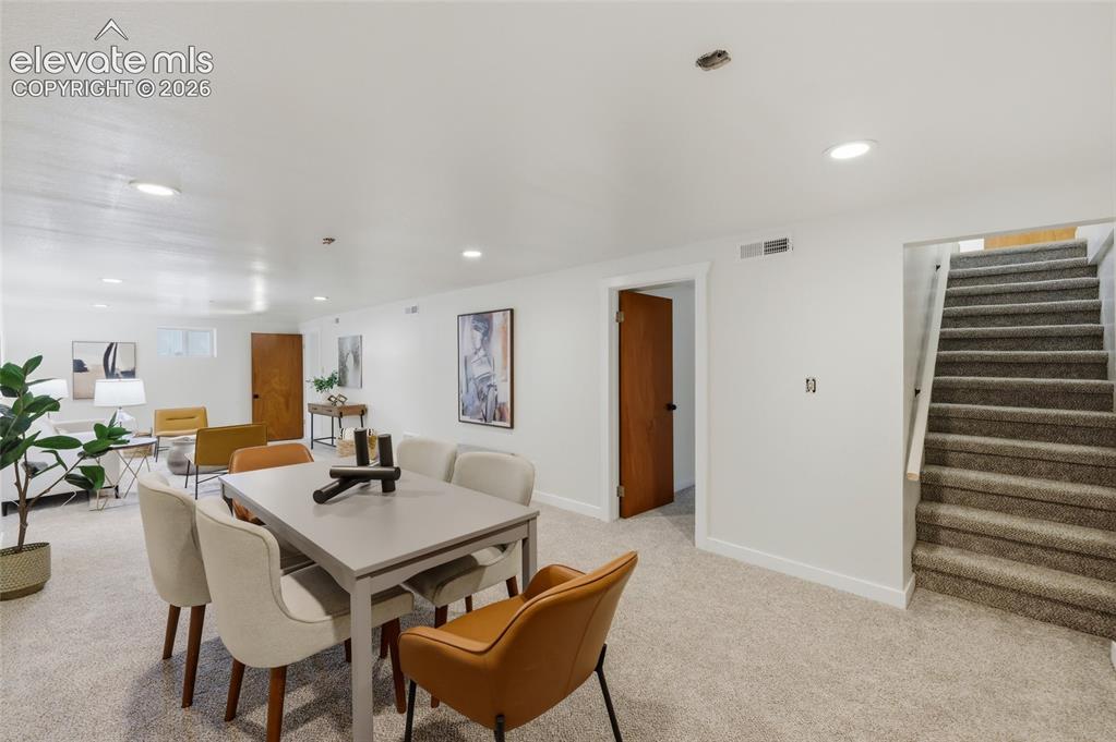 Image 15 of 33: Dining Area