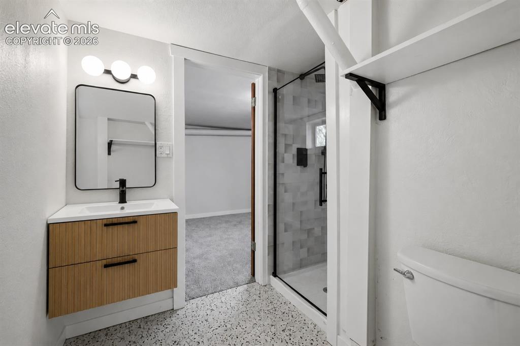 Image 22 of 33: Bathroom
