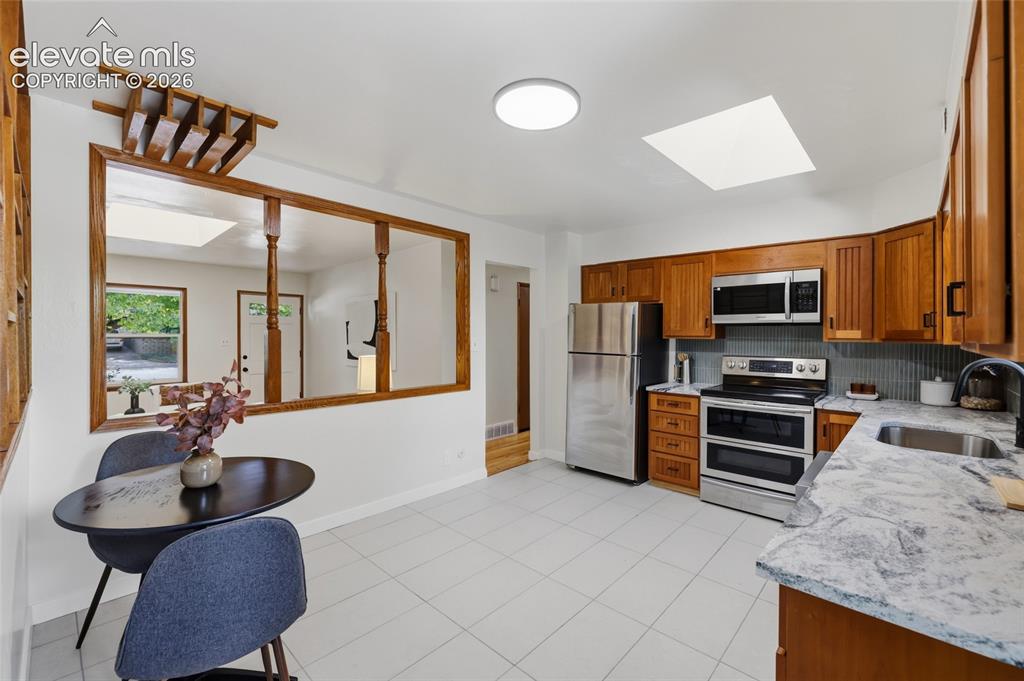Image 5 of 33: Kitchen