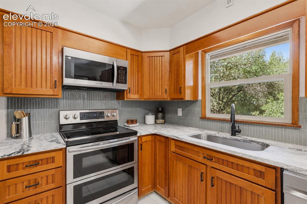 Image 6 of 33: Kitchen