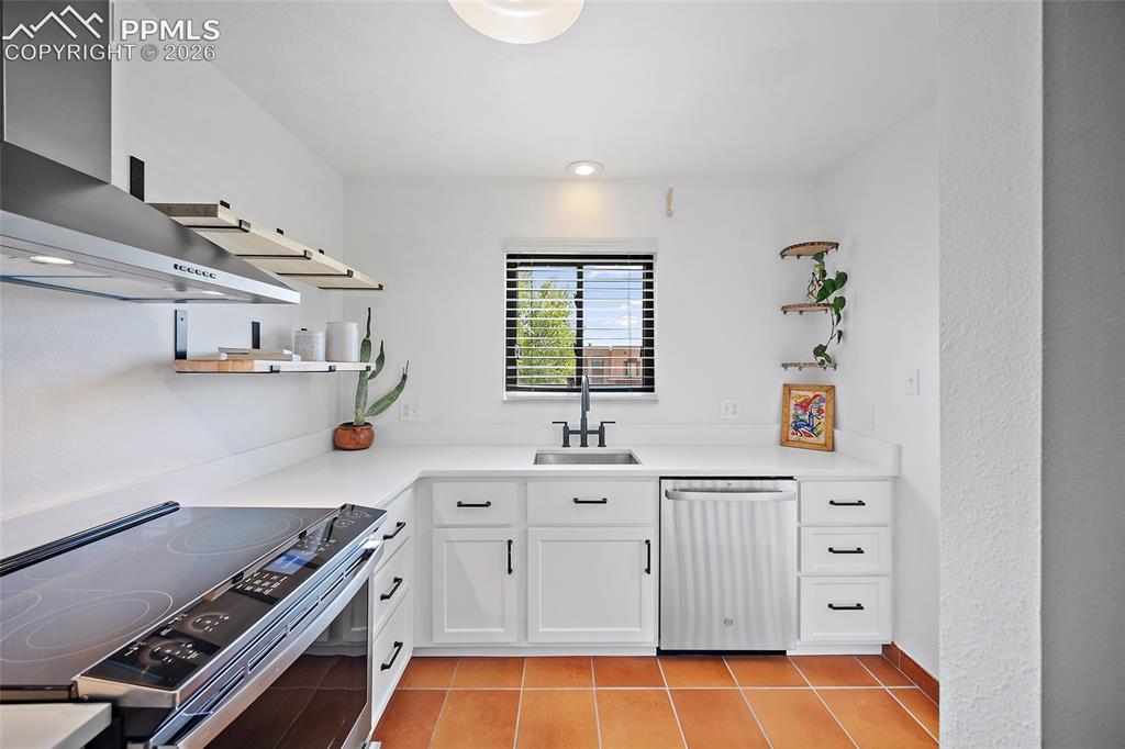 Image 15 of 41: Stainless steel appliances.