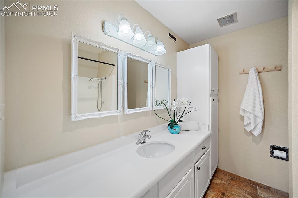 Image 19 of 41: Primary bedroom bathroom.