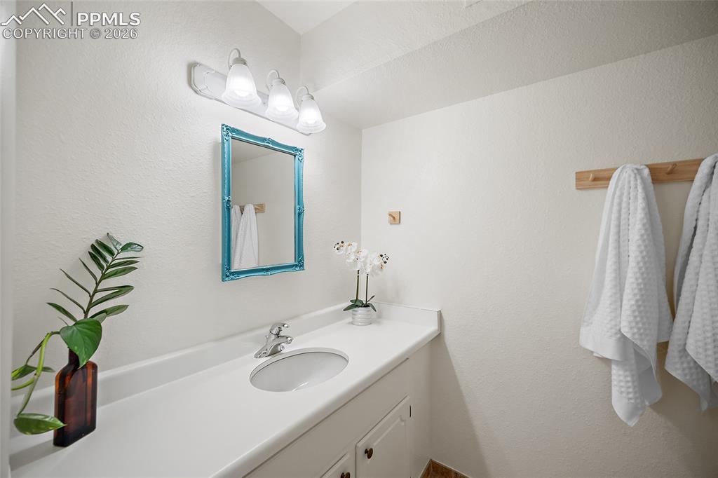 Image 23 of 41: 2nd full bathroom.