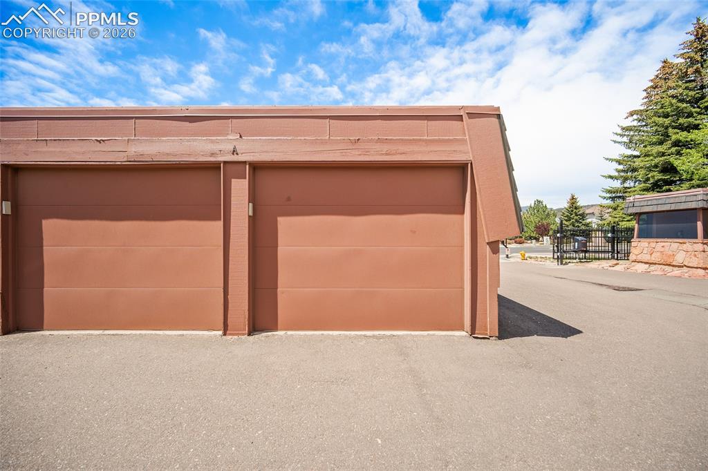 Image 28 of 41: Convenient garage location. 
