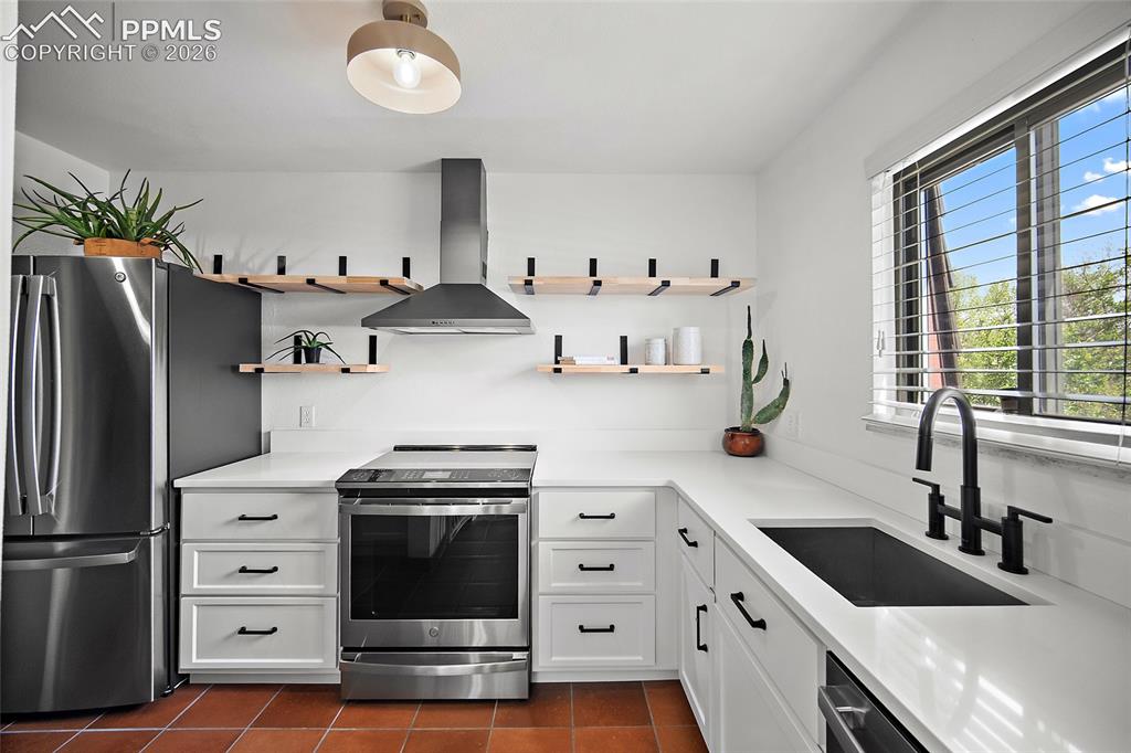 Image 5 of 41: Stunning kitchen.