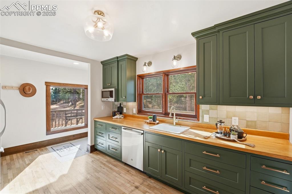 Image 13 of 49: Dining Area