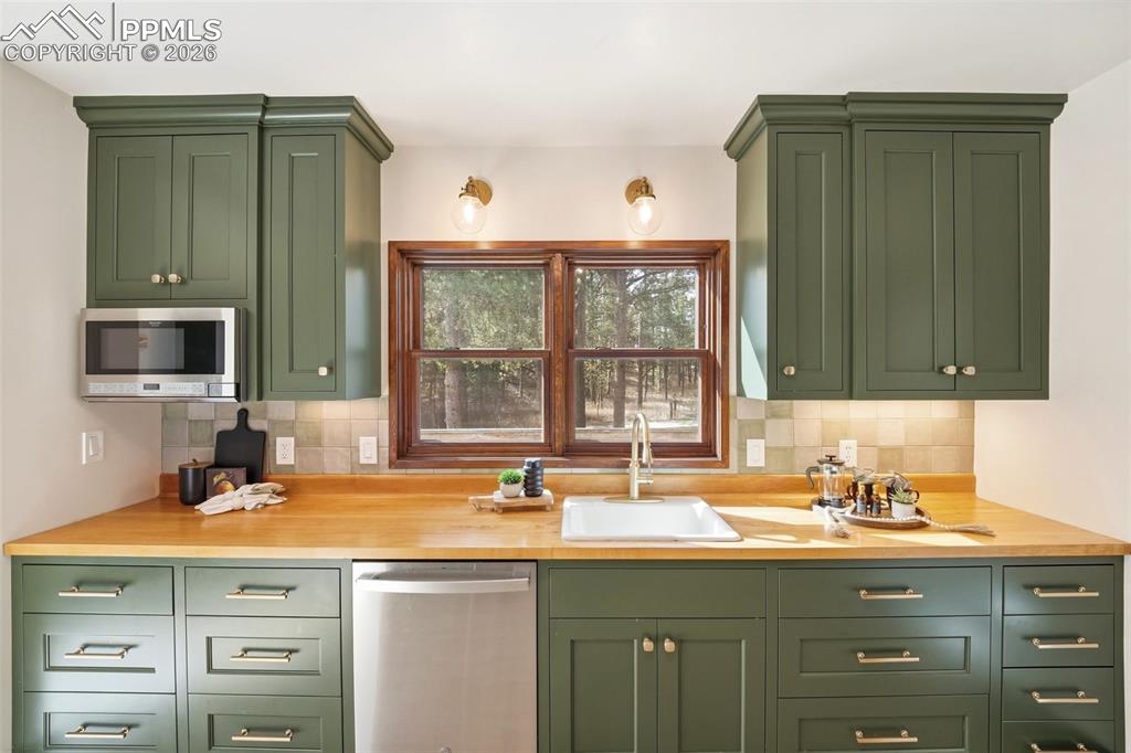 Image 14 of 49: Dining Area