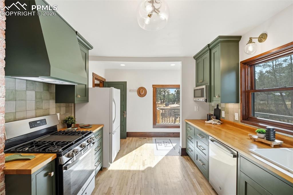 Image 15 of 49: Dining Area