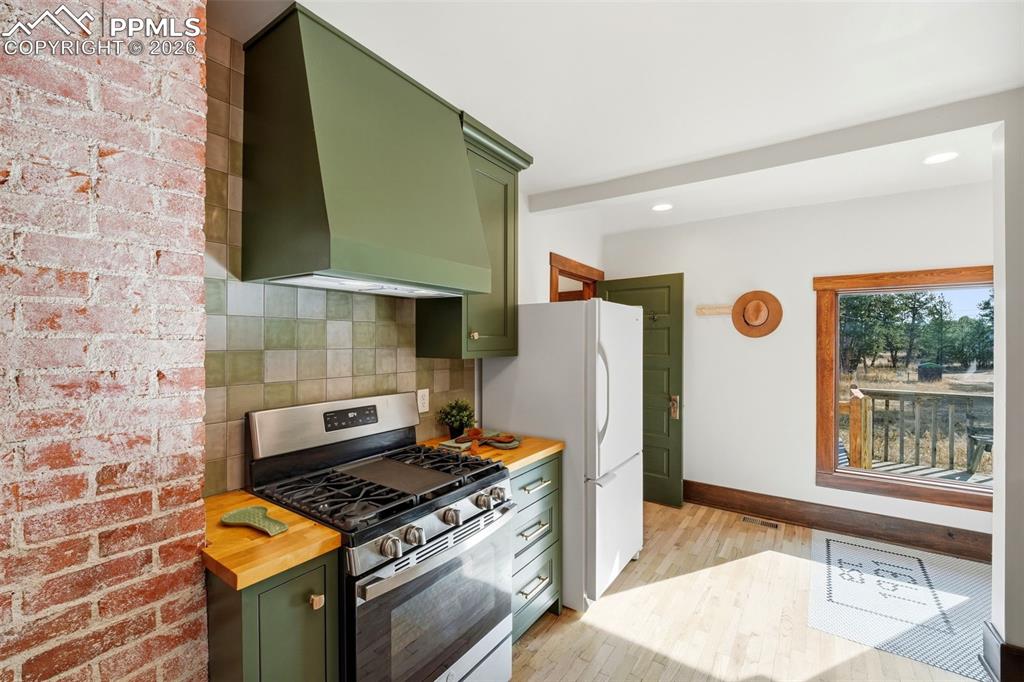 Image 16 of 49: Dining Area