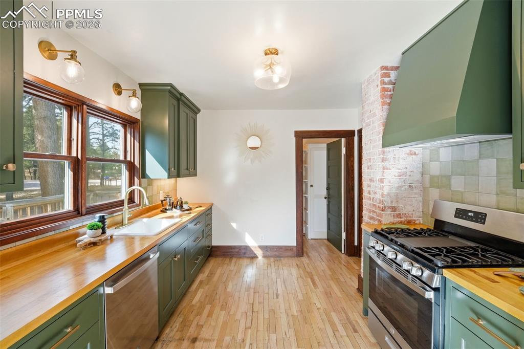 Image 17 of 49: Kitchen