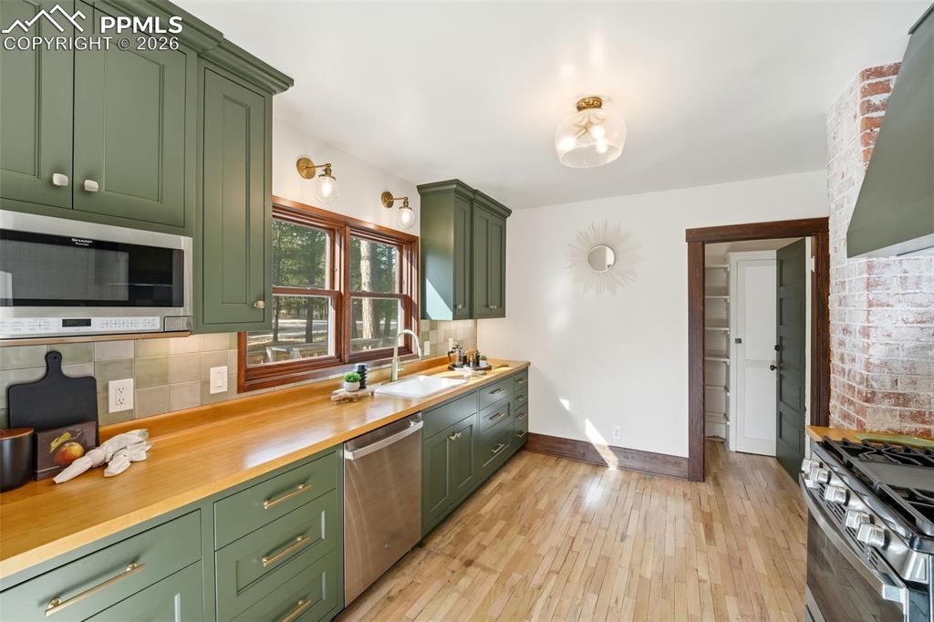 Image 18 of 49: Kitchen