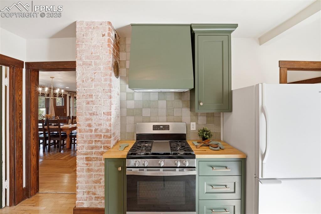 Image 19 of 49: Kitchen