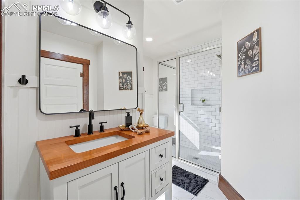 Image 25 of 49: Office