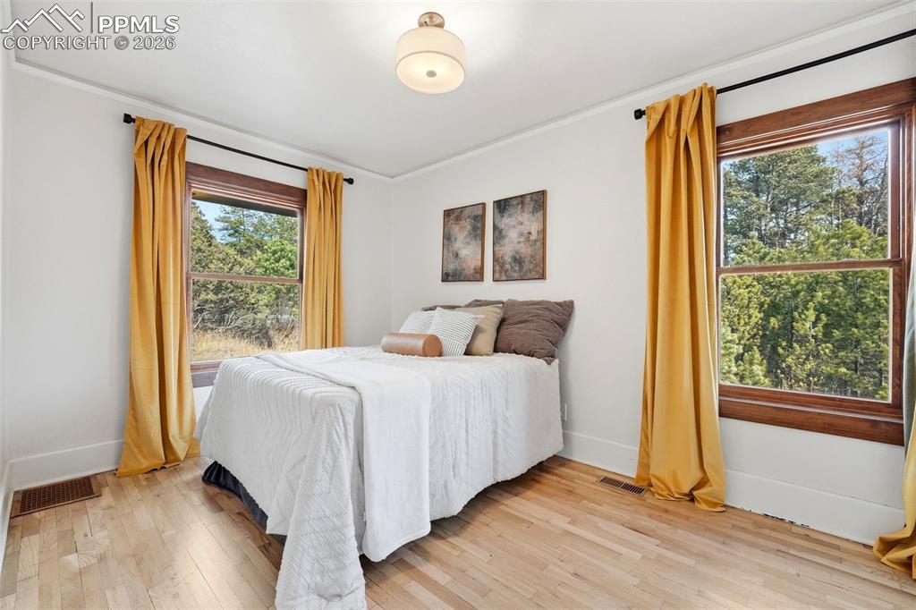 Image 31 of 49: Bedroom