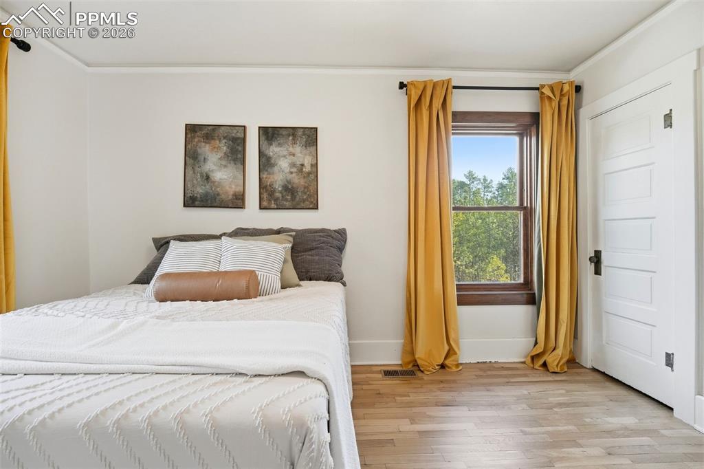 Image 32 of 49: Bedroom