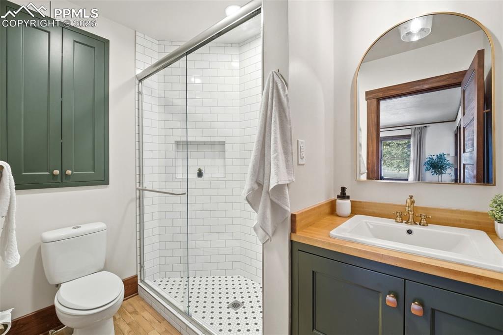 Image 33 of 49: Bedroom